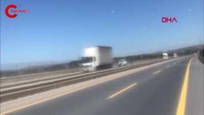 SONUNDA DURUP DOĞRUSUNU YAPIYOR AMINA KODUMUN DELİSİ