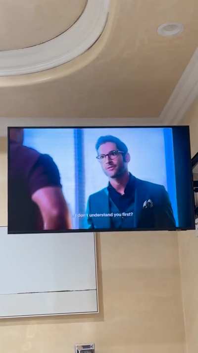 Krptonite mentioned in Lucifer and Tom laughs at it 😌