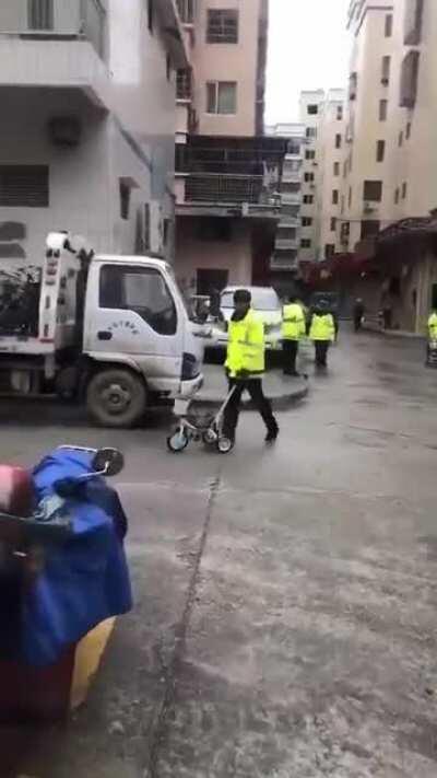 你这个属于违规上路，没有车牌必须收缴。请在15个工作日内缴纳罚款取车