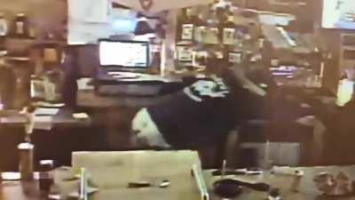 Marine grabs robber's gun in Altoona