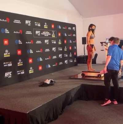 Amanda Ribas weigh in