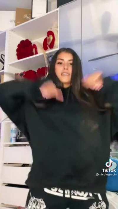 Nicol se agarra las tetas