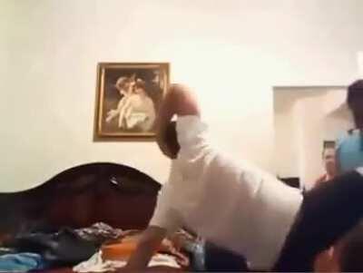 Mağara: Önce ablaya, sonra anneye, en son köpeğe hallenen velet.