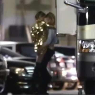 Miley cyrus putting fingers up stella Maxwell holes