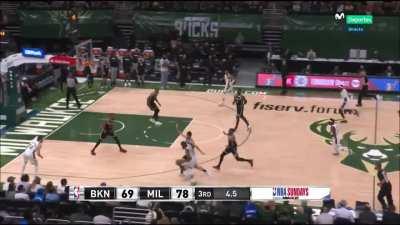 [Highlight] Middleton triple teamed 3 to end the 3rd quarter