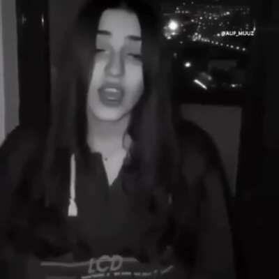 Çok tatlı şarkı söylüyor 🥰