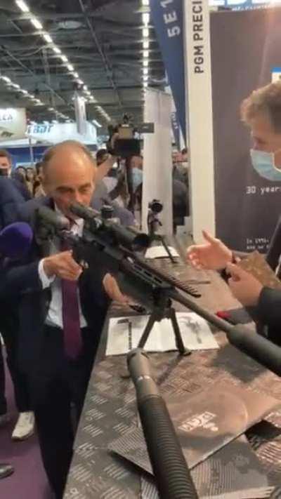 French presidential candidate Éric Zemmour muzzle sweeps... almost everyone.