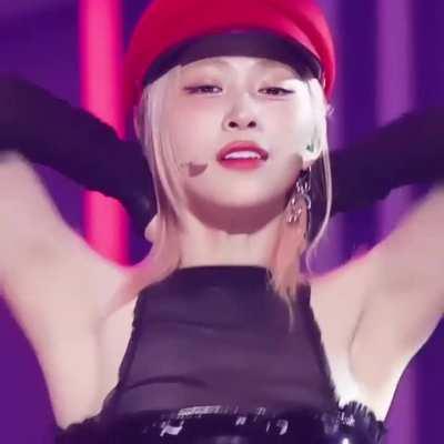 Looking confident and arrogant while showing her pits #rujin #itzy