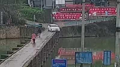 Round the corner and, oh no