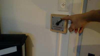 Ich habe meinen Lichtschalter durch einen Eisenbahn-Notbremshebel ersetzt.