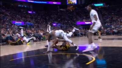 [Highlight] Chris Paul stares and dives into Mike Conleys knees, foul on Conley