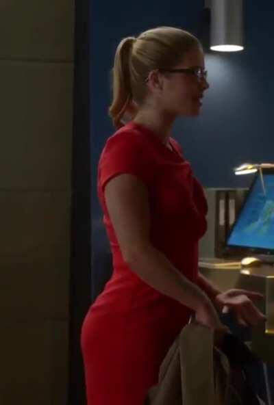 God I wanted to pound Felicity’s ass so hard while watching Arrow [Emily Bett Rickards]