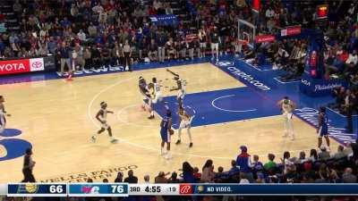 [Highlight] James Harden doesn't dribble or move from his spot and still gets himself wide open for 3