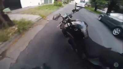 [VILLA BOSCH] Un motociclista filma la desesperación de un robo en vivo.