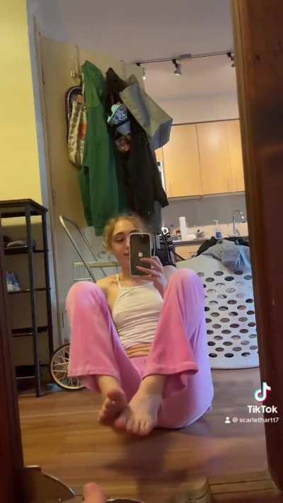 Sexy petite college girls feet @scarlethartt7