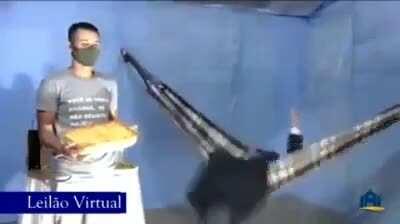 Padre leiloeiro e lasanha