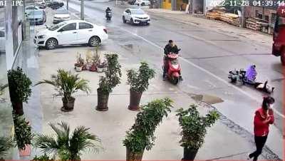 November 28, Lady falls off bike, enters seizure and no bystanders help