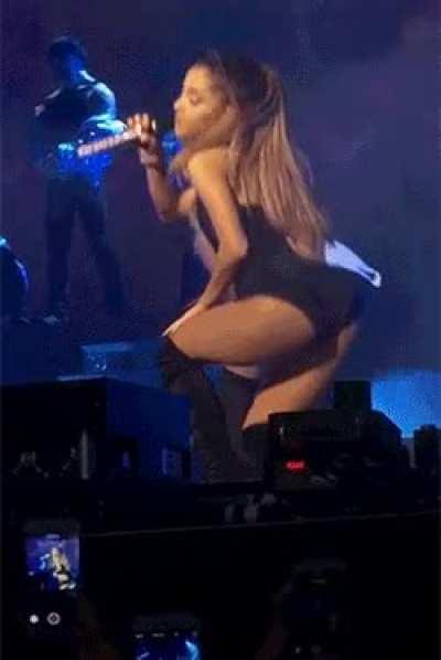 Ariana loves teasing us 😍🤤
