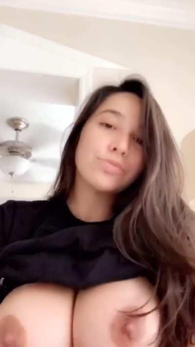 Naturally curvy honey