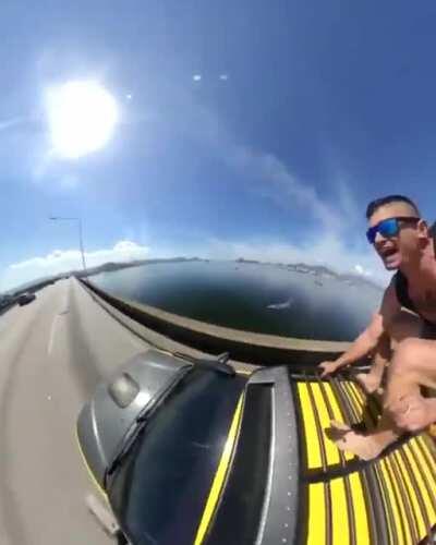 Two men parachuted from a moving car from Rio-Niterói bridge in Guanabara Bay
