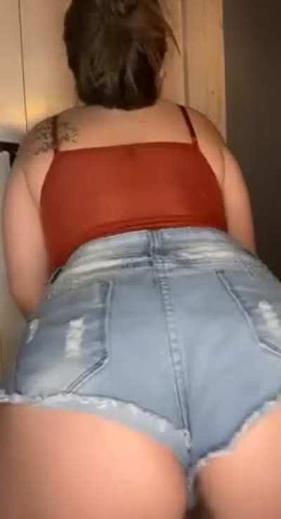 You can slide right into my 🐈🥵