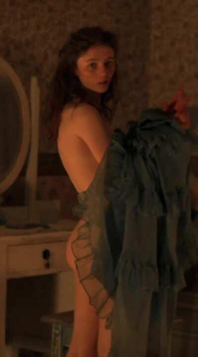 So glad we didn't have to wait long to see Thomasin Mckenzie's tight, perfect ass !!