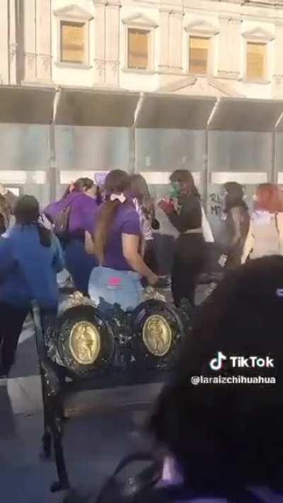 Lámpara machista opresora.