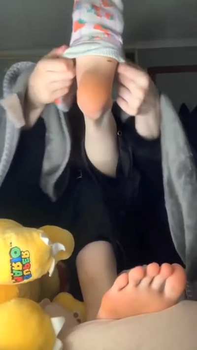 totally legit clip of her removing her socks