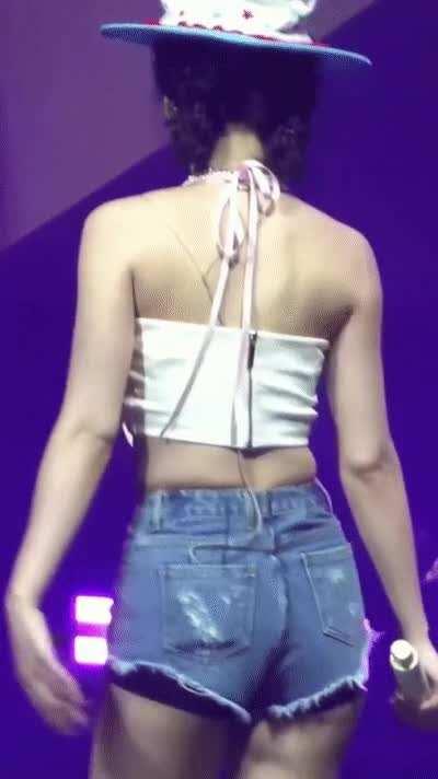 Just look how she moves it 🤤🔥