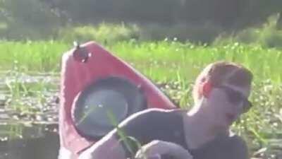 Блин, человек в беде, но сука как смешно же)