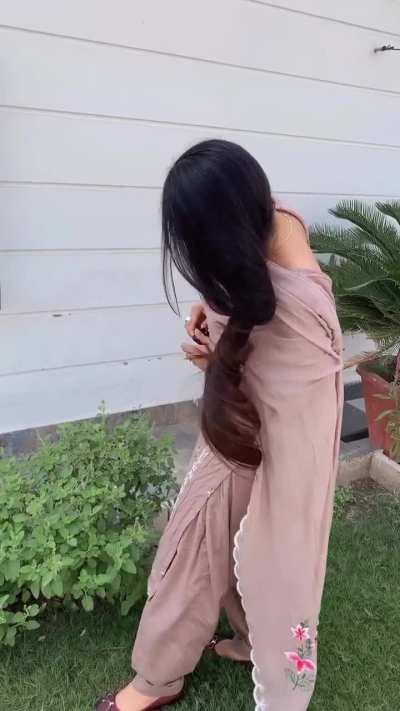 In love with this punjaban . Damn that thickness and volume of her bun