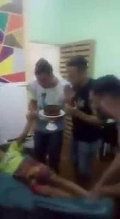 Pra 6 entenderem: era o aniversário dele e ele decidiu descascar a banana quando entraram no quarto dele e ele se fez de morto