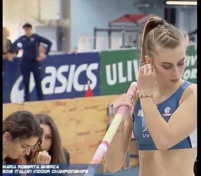 Girl Can’t Take her Eyes off Maria Roberta’s ass! 👀