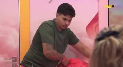 Ana Paula debochando do Pedro