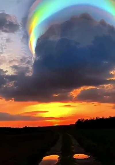 Жители Южного Китая сняли радужные облака невероятной красоты. Такие облака появляются, когда маленькие капли воды или кристаллы льда рассеивают солнечный свет.