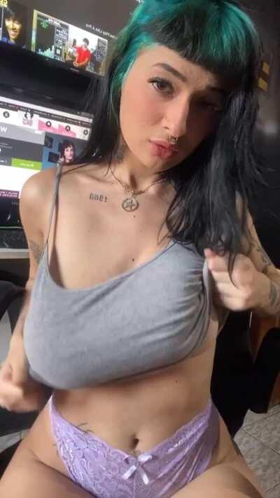 Big Boobs Lovers Here ? ( So take Her Free Folder In Comments below! )