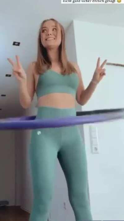 Julia „trainiert“ mit dem Hula Hoop Reifen... ( Caps gabs hier zwar schon aber in Bewegtbilder ist irgendwie besser)