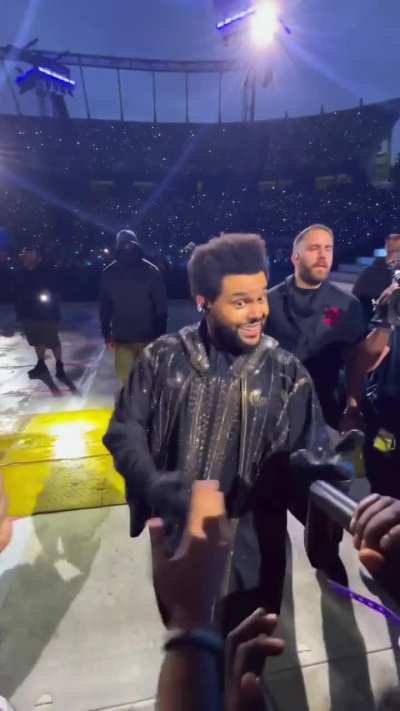 Abel's surprised how a lucky fan sings Out Of Time with him ( he really enjoys singing with us man 😭)