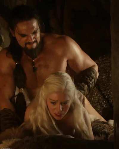 this scene of emilia clark never fails to make me hard