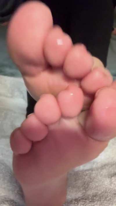 Fresh baby oil always feels so good🥵🥵💦