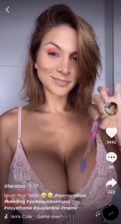 Passionate healthy teeth-spokeswoman - and friend of the subreddit! - @larolon