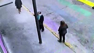 Mendoza: Un grupo de religiosos hizo un ritual frente a un boliche gay para 