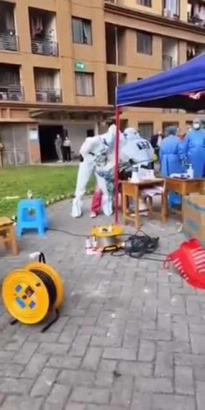 Chinese Covid police forcing a lady to do mandatory Covid testing in Chongqing 🤦‍♂️🤦‍♂️
