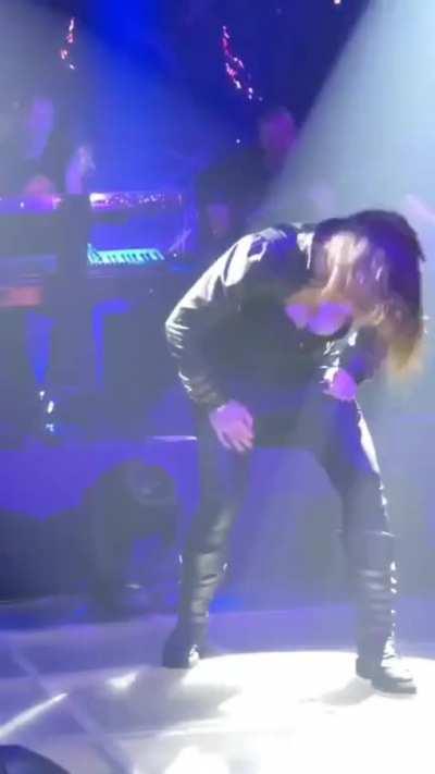 The beautiful queen still headbanging while pregnant