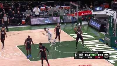 [Highlight] Middleton and Antetokounmpo connects on the alley