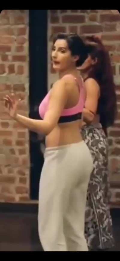 OMG Nora shakin her delicious😋 ass