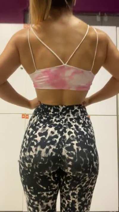 Still getting the hang of flexing my lats 