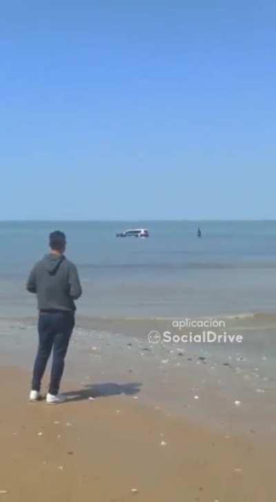 Un coche de la Policía Nacional acaba dentro del mar - 📹 Sanlúcar de Barrameda, Cádiz