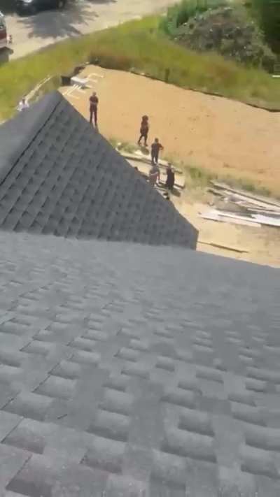 Brasileiro Grava momento que ICE chega na obra