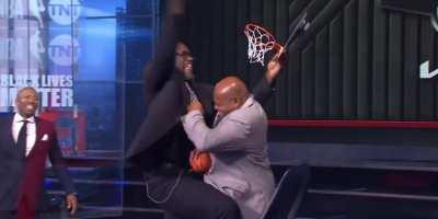 [Highlight] Shaq attempts to posterize Sir Charles